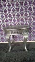 Te koop ovale tafeltje gewerkt zilver kleur 3 laadjes €25,00, 50 tot 100 cm, Klassiek, Ophalen of Verzenden, Zo goed als nieuw