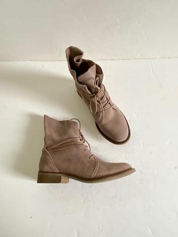 J484 maat 39 leren boots lage laarsjes laarzen leer beige beschikbaar voor biedingen