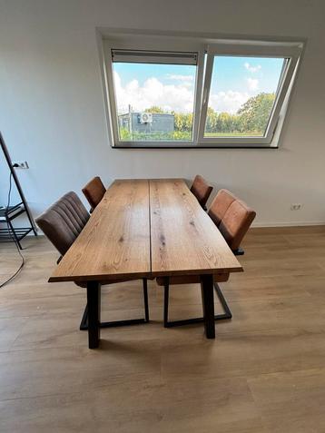 Eetkamertafel + 4 stoelen beschikbaar voor biedingen
