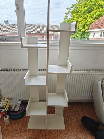 Boekenkast beschikbaar voor biedingen