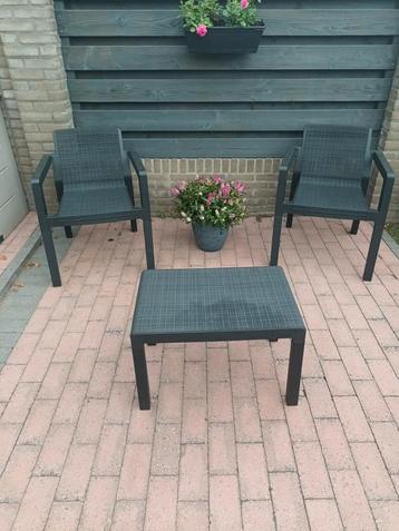 Mooi tuinsetje - 2 stoelen & tafel beschikbaar voor biedingen