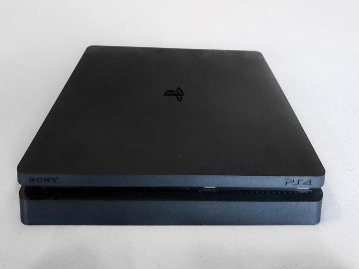 PlayStation 4 Slim - 1TB - Met Controllers en 2 spellen, Spelcomputers en Games, Spelcomputers | Sony PlayStation 4, Gebruikt