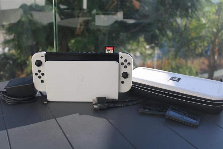 Nintendo Switch OLED + Game & Case, Spelcomputers en Games, Spelcomputers | Nintendo Switch, Gebruikt, Switch OLED, Met 1 controller