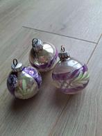 Drie oude kerstballen met paarse accenten en glitter, Diversen, Kerst, Ophalen of Verzenden, Zo goed als nieuw