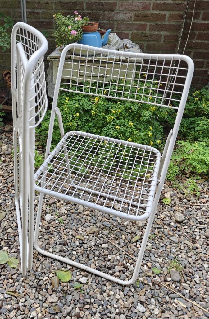 Vintage klapstoelen met draadwerk van metaal. Witte stoel, Huis en Inrichting, Stoelen, Gebruikt, Twee, Metaal, Wit, Ophalen