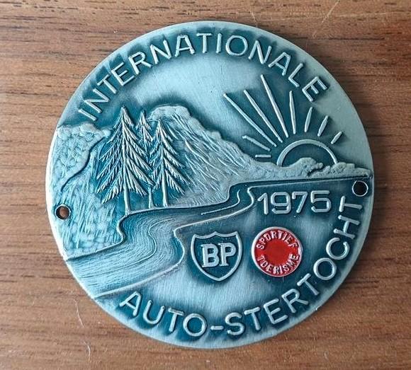 Auto Rally Badge Internationale Auto-stertocht 1975, Verzamelen, Automerken, Motoren en Formule 1, Zo goed als nieuw, Auto's, Ophalen of Verzenden