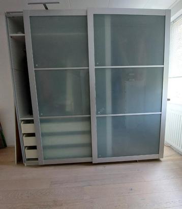 Kledingkast met glazen deuren