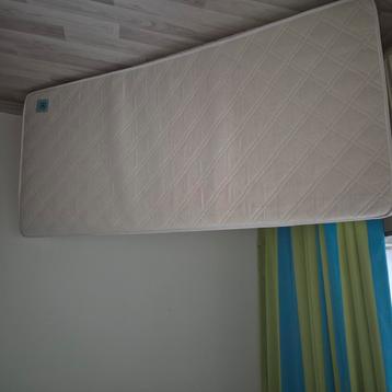 Matras met zomer en winter kant beschikbaar voor biedingen