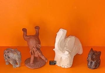 4 leuke olifanten. Samen 1 koop.1ste olifant draagt een baby beschikbaar voor biedingen