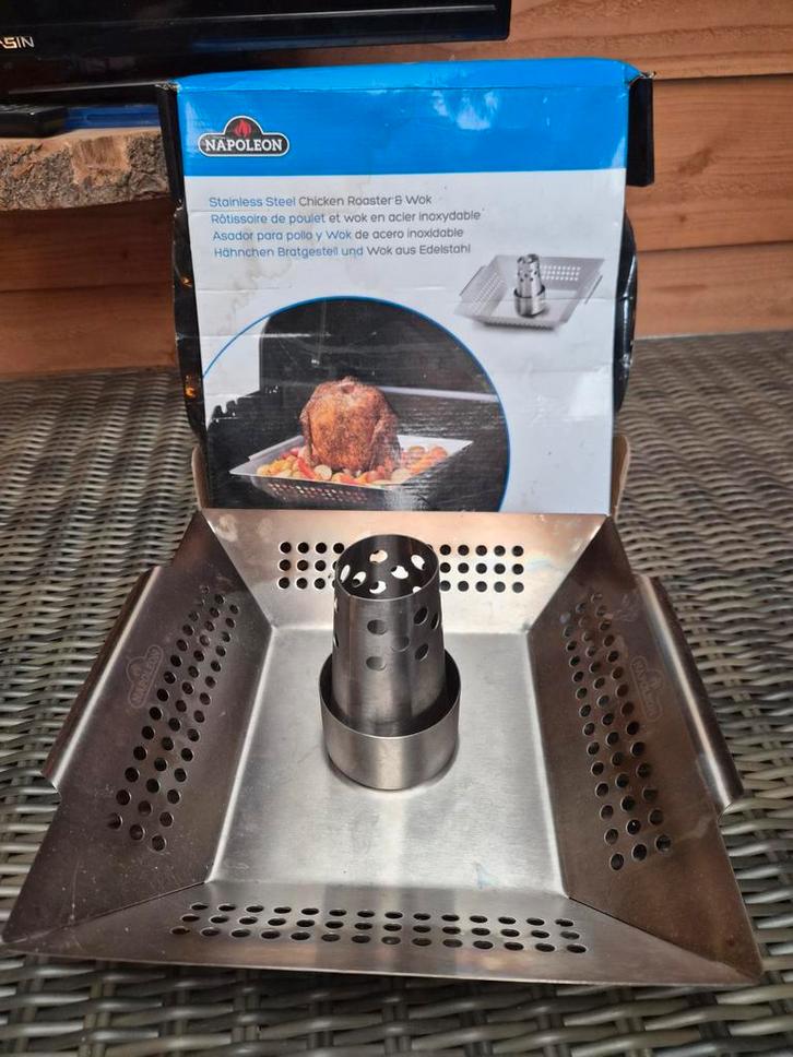 Napoleon Chicken Roaster & Wok - in doos!, Tuin en Terras, Barbecue-accessoires, Zo goed als nieuw, Ophalen of Verzenden
