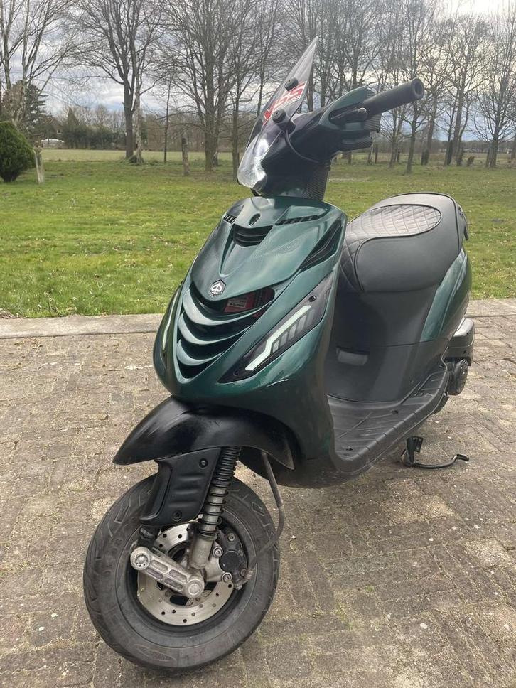 Piaggo zip e4 2020, Fietsen en Brommers, Scooters | Piaggio, Zo goed als nieuw, Zip, Maximaal 45 km/u, Benzine, Ophalen