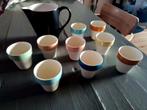 Set van pastelkleurige bekers met kan., Antiek en Kunst, Antiek | Servies compleet, Ophalen