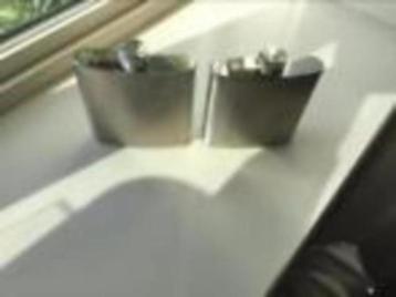 Vintage heupflacons rvs beschikbaar voor biedingen