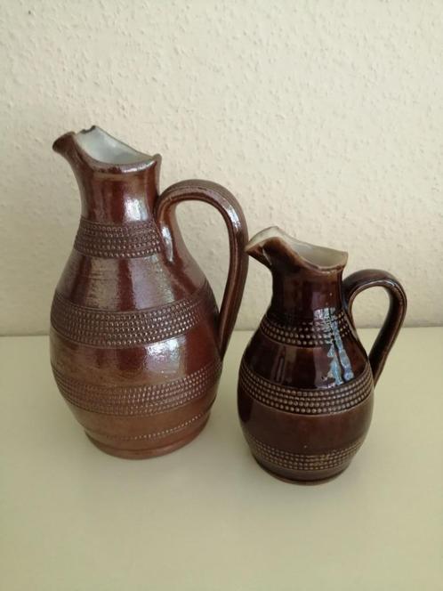 2 kleine Frans Gres Snavelkannetjes met reliëf kraalrandjes, Antiek en Kunst, Antiek | Keramiek en Aardewerk, Ophalen of Verzenden
