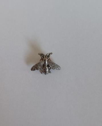 Bij broche beschikbaar voor biedingen
