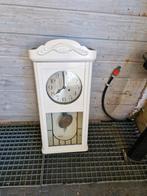 Antieke witte wandklok, Ophalen
