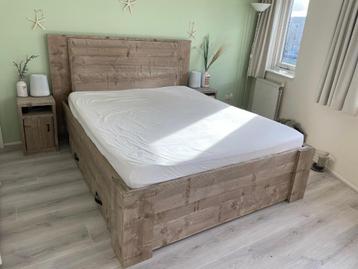 Tweepersoonsbedden van steigerhout  beschikbaar voor biedingen
