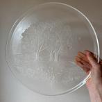 Grote Glazen Serveerschaal met Bomen Relief, Kosta Boda, Schaal, Rond, Ophalen of Verzenden, Glas