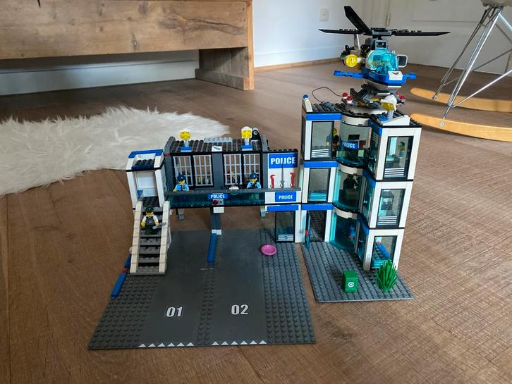 Lego Politie Kazerne + Helikopter, Kinderen en Baby's, Speelgoed | Duplo en Lego, Gebruikt, Lego, Complete set, Ophalen of Verzenden