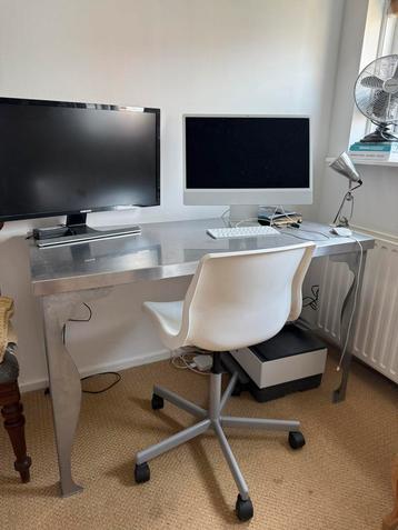 Stalen bureau beschikbaar voor biedingen
