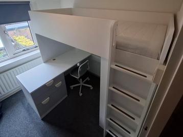 Ikea Smastad Hoogslaper met bureau, in keurige staat beschikbaar voor biedingen