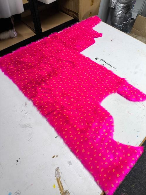 Hoge kwaliteit faux fur lap stof fuchsia roze fursuit, Hobby en Vrije tijd, Stoffen en Lappen, Zo goed als nieuw, Katoen, 120 cm of meer