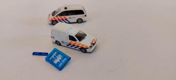 4 modelauto's 2x politie en 2x personenauto (Rietze en Herpa