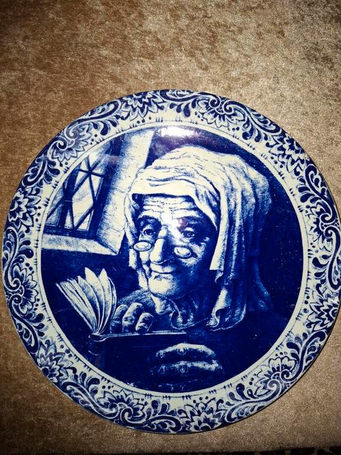 Delfts Blauw (Wand)bord - Oude Vrouw met Boek, Antiek en Kunst, Antiek | Wandborden en Tegels, Ophalen of Verzenden