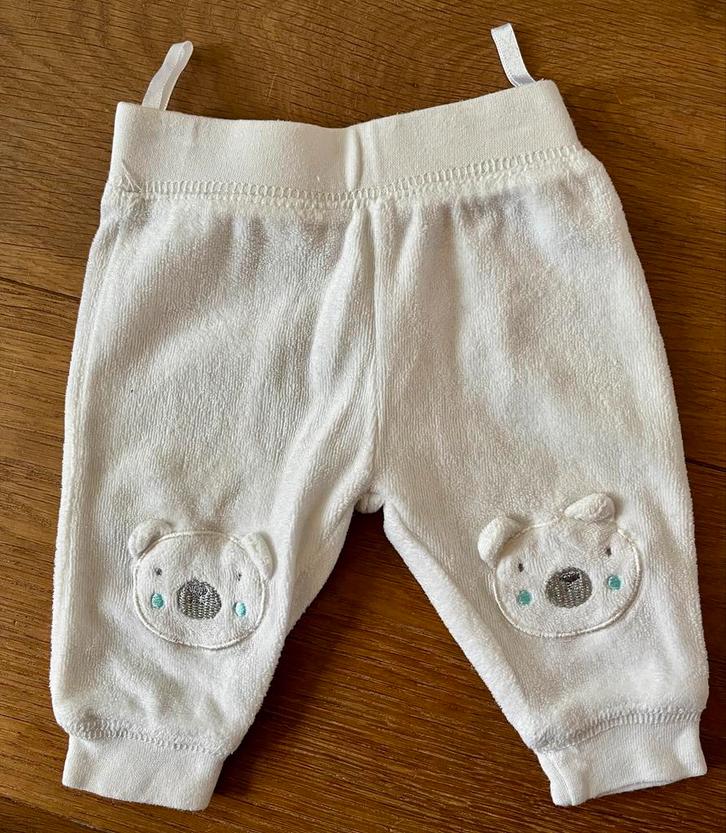 Wit velours babybroekje maat 50 - Beertjes, Kinderen en Baby's, Babykleding | Maat 50, Zo goed als nieuw, Jongetje of Meisje, Broekje