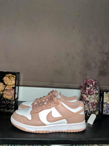 Nike Dunk rosewisper maat 39 beschikbaar voor biedingen