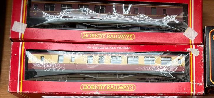 Hornby R443 BR en R4060 LMS brake coaches, Hobby en Vrije tijd, Modeltreinen | H0, Gebruikt, Wagon, Gelijkstroom of Wisselstroom