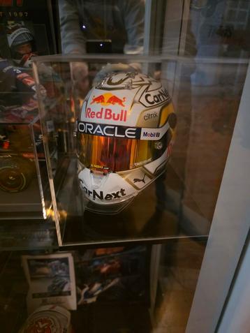 Max Verstappen World champion helm 2022 beschikbaar voor biedingen