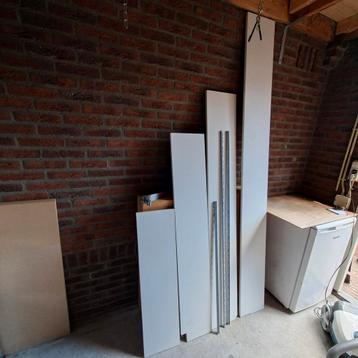 Planken met schappendragers beschikbaar voor biedingen