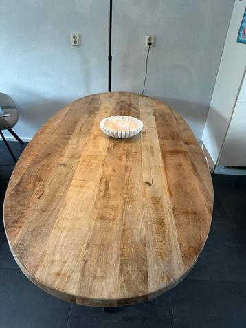 Ovale eerkamertafel beschikbaar voor biedingen