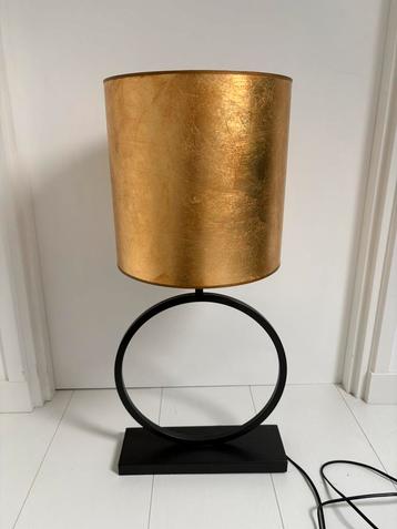 Zwarte ronde tafellamp met gouden kap beschikbaar voor biedingen
