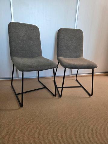 2 Groen gemêleerde stoelen beschikbaar voor biedingen