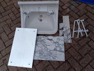 Wastafel met marmeren blad uit een huis uit 1935. beschikbaar voor biedingen