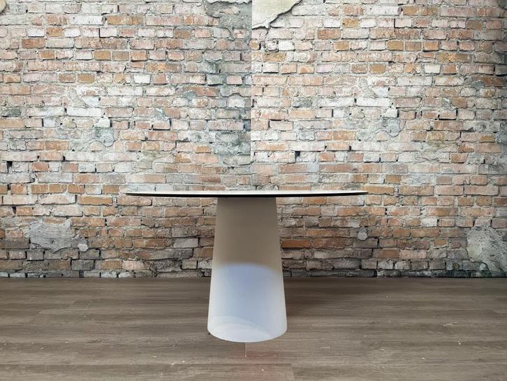 Moooi Container Table wit 120 cm bij TheReSales, Huis en Inrichting, Tafels | Eettafels, Zo goed als nieuw, 100 tot 150 cm, 100 tot 150 cm