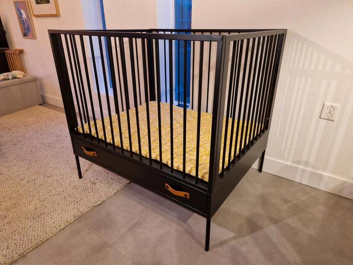 Coming Kids Bliss Box zwart metaal met lade, Kinderen en Baby's, Boxen, Gebruikt, Rechthoekig, In hoogte verstelbaar, Boxkleed