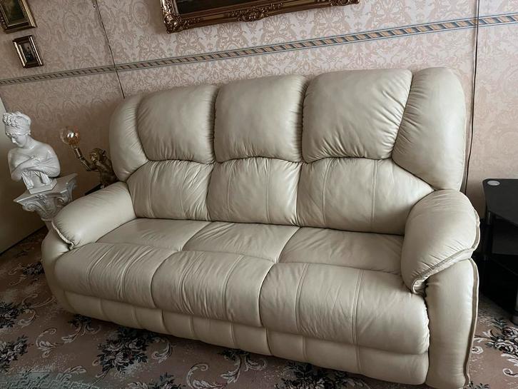 Gratis: Beige bank + 2 fauteuils (beschadigd), Huis en Inrichting, Fauteuils, Gebruikt, Kunststof, 125 cm of meer, 75 tot 100 cm