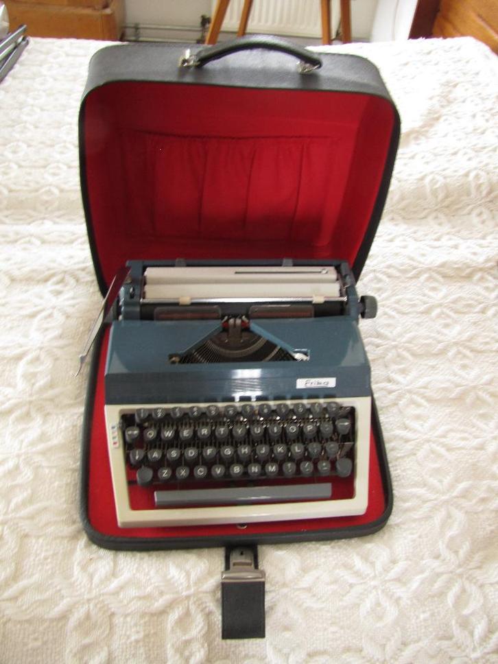 Typemachine merk Erika compleet in originele koffer, Diversen, Typemachines, Zo goed als nieuw, Ophalen of Verzenden