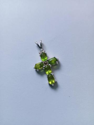 Mooi Klein Zilveren Kruisje met Peridot beschikbaar voor biedingen
