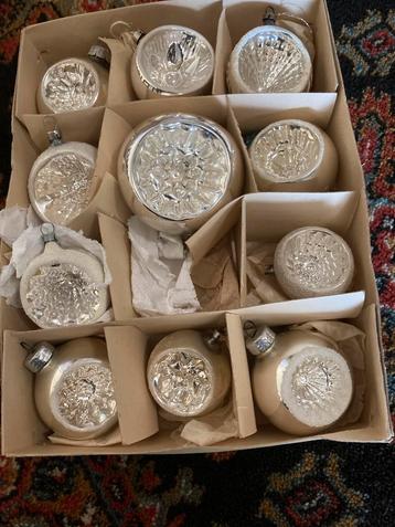 11 Besneeuwde Kerstballen Deuk beschikbaar voor biedingen