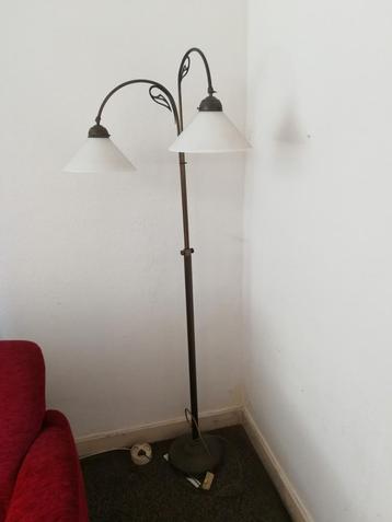 Antieke/vintage vloerlamp koper met melkwit glazen lampkappe beschikbaar voor biedingen