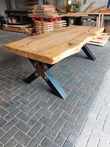 Eiken tafel 8 cm dik met stalen kruispoten beschikbaar voor biedingen