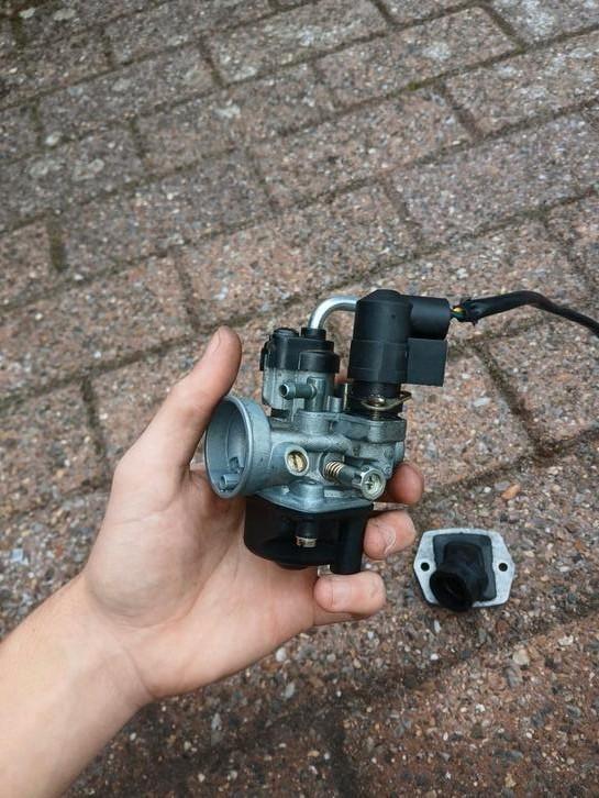 Delorto 17,5mm carburateur met passend spruitstuk en choke, Fietsen en Brommers, Brommeronderdelen | Algemeen, Gebruikt, Carburateur