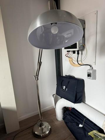 Industriële Vloerlamp Kare Design beschikbaar voor biedingen