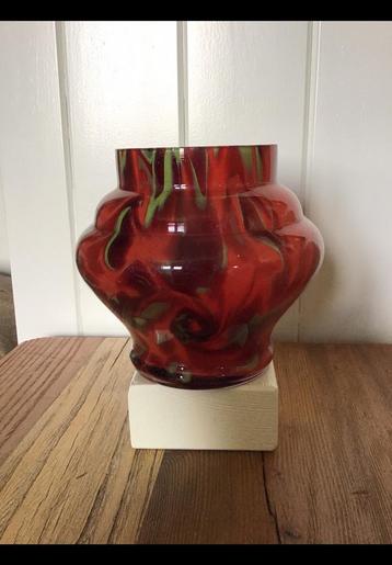 Rozensteker, bloemsteker. Rood opaline glas met groenig/goud beschikbaar voor biedingen