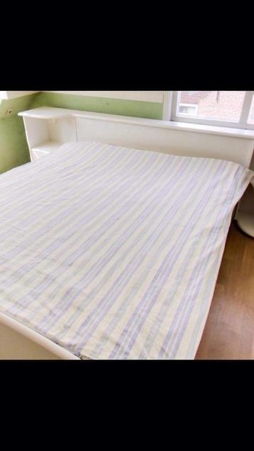 Grote bed van 180x200 met of zonder nachtkastjes