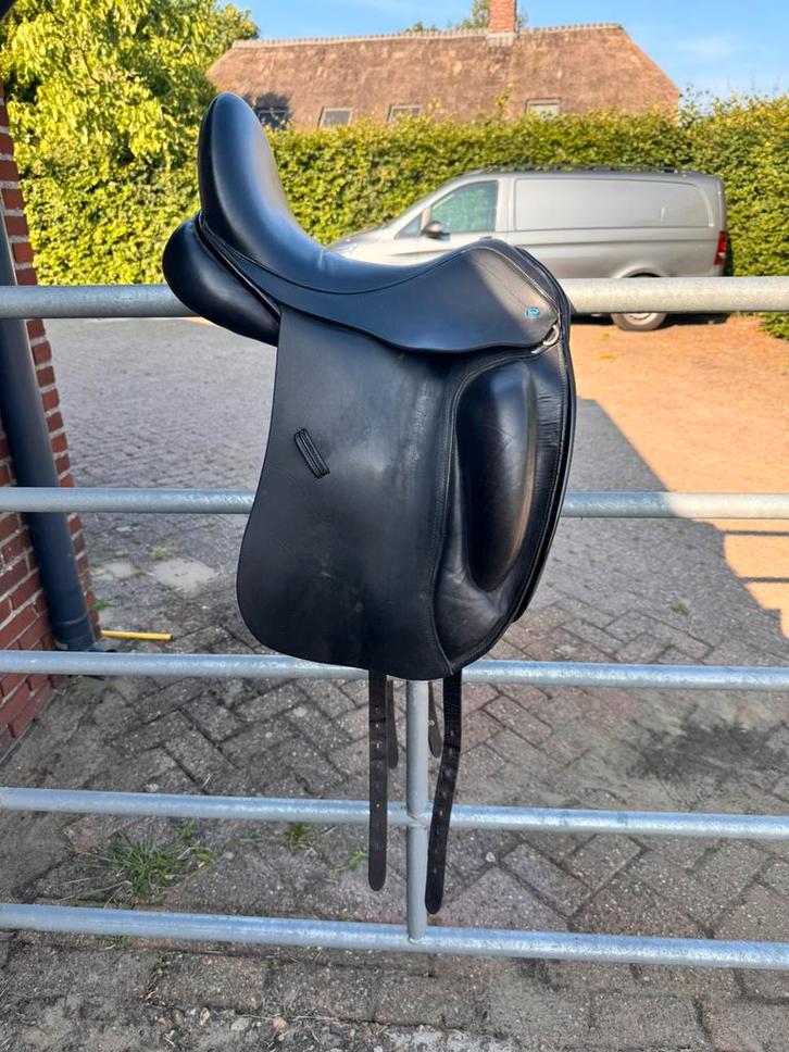 KM Custom zadel 16,5 inch, Dieren en Toebehoren, Paarden en Pony's | Zadels, Zo goed als nieuw, Dressuur, Ophalen of Verzenden